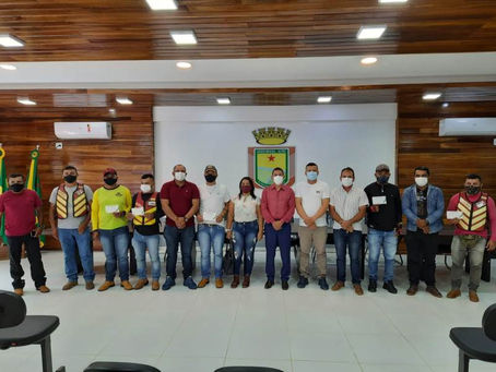 Prefeitura de Assis Brasil faz entrega de 05 placas de moto-taxi