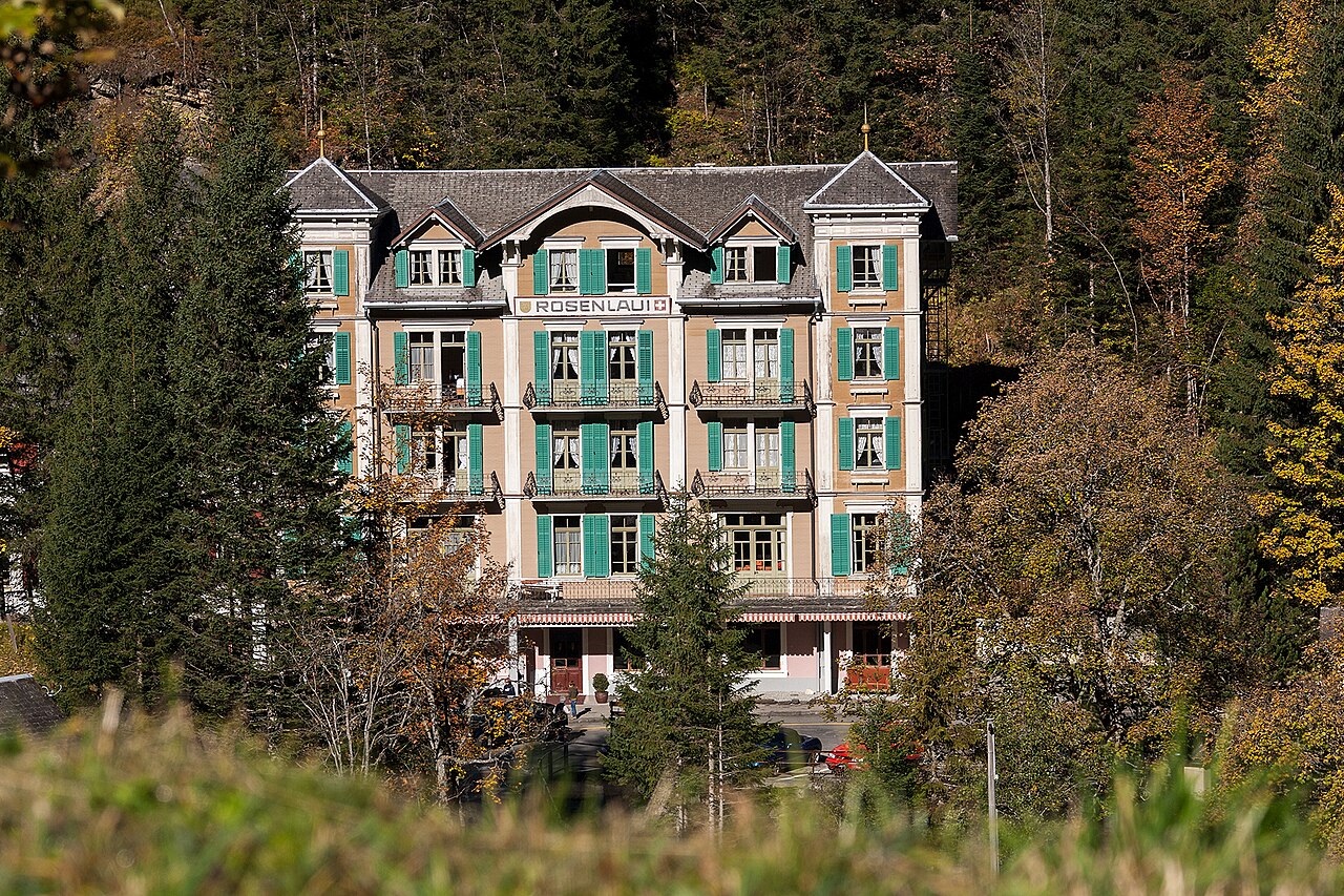 Un albergo storico di montagna tra i boschi, nelle Alpi svizzere