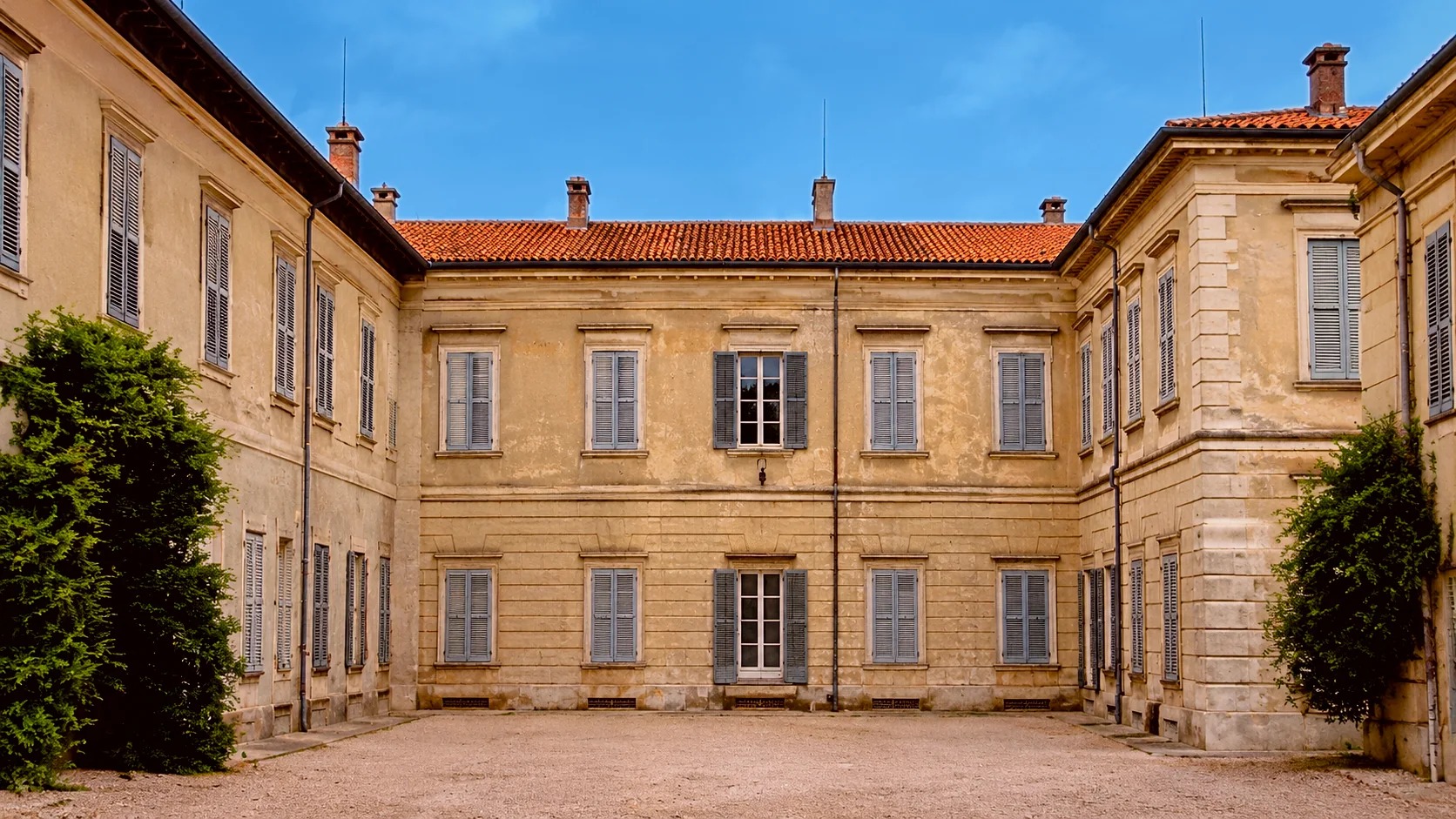 La corte, chiusa su tre lati