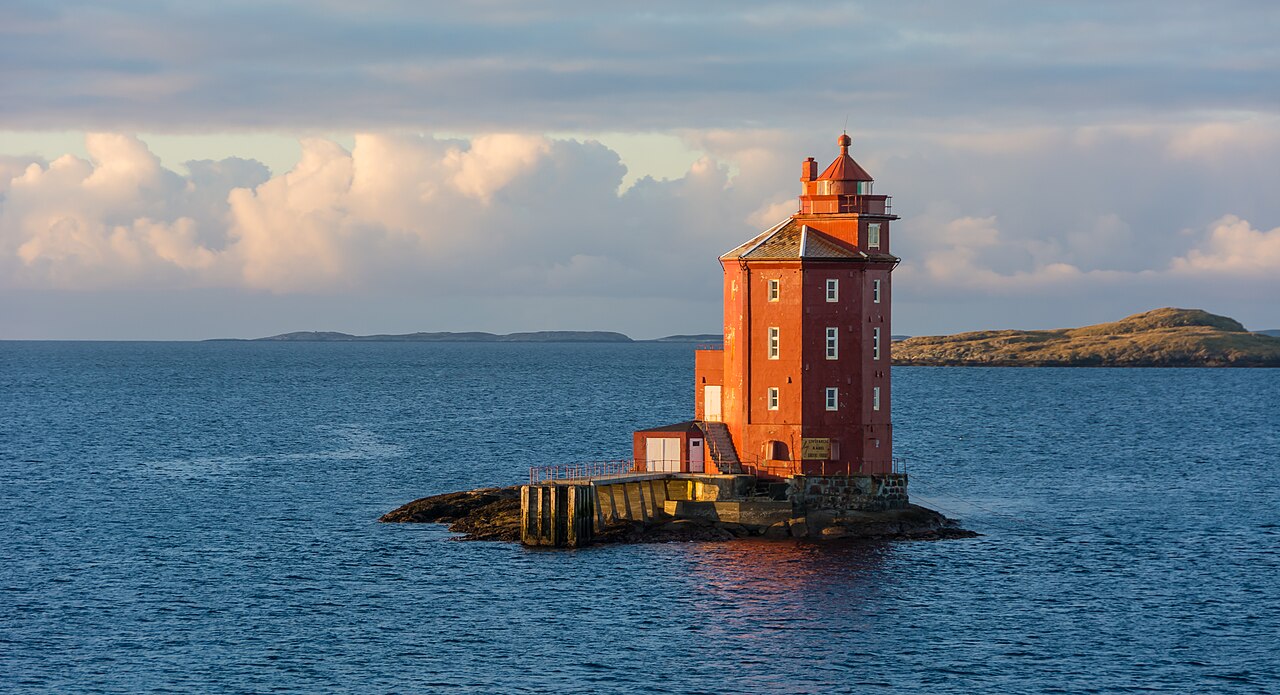 Un faro su uno scoglio, nel mare calmo