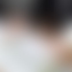 Persoon schrijft uitvaartwensen op ter voorbereiding in het wensenboekje van De Weerd & Van Breen uitvaartverzorging 