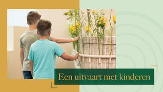 Kinderen leggen bloemen bij een uitvaartmand tijdens een afscheid, passend bij betrokkenheid van kinderen bij een uitvaart
