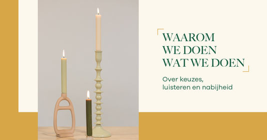 Drie verschillende kaarsen in kandelaren met de tekst: Waarom we doen wat we doen, over keuzes, luisteren en nabijheid