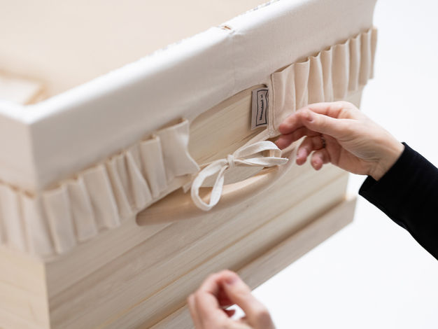 Teamleden van Unigra, samen verantwoordelijk voor een zorgvuldig product Unigra uitvaartkisten