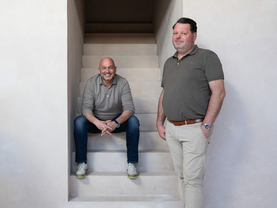 Teamleden van Unigra, samen verantwoordelijk voor een zorgvuldig product Unigra uitvaartkisten