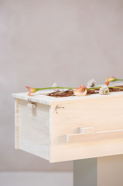 Innovatief gevlochten uitvaartkist van wilgentenen, volledig natuurlijk en geschikt voor een groene begrafenis Unigra uitvaartkisten