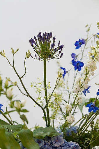 Symbolische rust: Open notitieboekje met bloemen en warme kop thee