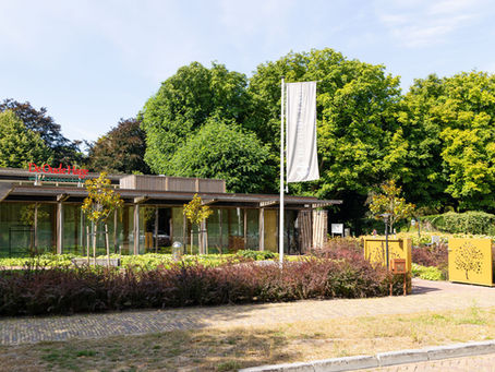 Uitvaartcentrum De Oude Hage met moderne architectuur, omringd door groen en gelegen naast de begraafplaats in een rustige omgeving