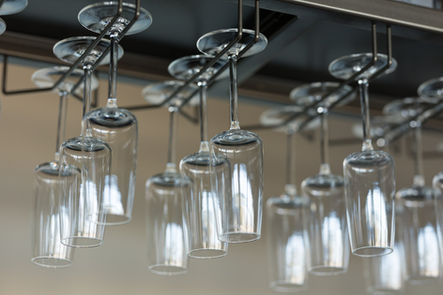 Wijnglazen hangen klaar voor gebruik I Meenhuis & Van der Kraan