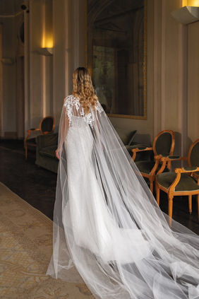 Meerjungfrau Brautkleid aus Spitze mit abnehmbaren Cape