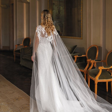 Meerjungfrau Brautkleid aus Spitze mit abnehmbaren Cape