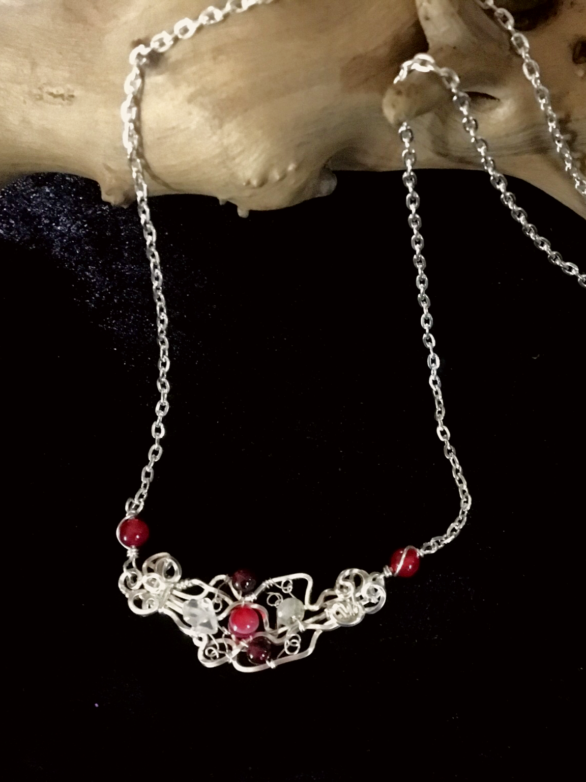 Qhresnna Quartz Necklace - Red Agathe and granate - Silver Plated