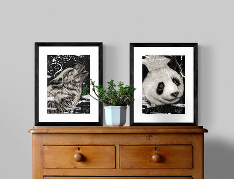 Blanc Minuit et Douceur d'Asie encadrée - Mock up sur commode - Gravure sur Scratchboard  et Acrylique - 2025