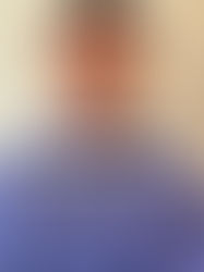 Dr. Felipe Baccega explicando como é feito o diagnóstico de câncer ocular em vídeo educativo no consultório.