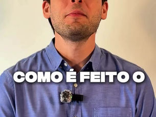 Dr. Felipe Baccega explicando como é feito o diagnóstico de câncer ocular em vídeo educativo no consultório.