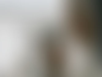 Mulher idosa tomando café enquanto observa a paisagem, simbolizando os desafios da visão central comprometida pela degeneração macular relacionada à idade (DMRI).