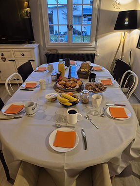 Petit déjeuner fait maison, servi lors de la journée bien-être cocooning, moment de convivialité et de douceur partagée