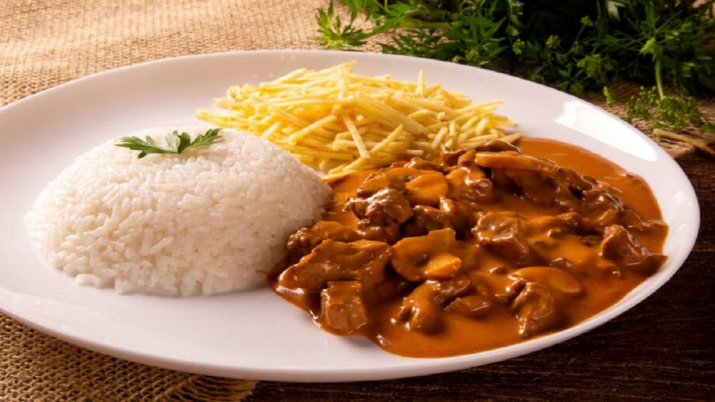 ALMOÇO TERÇA (ESTROGONOFE DE CARNE)