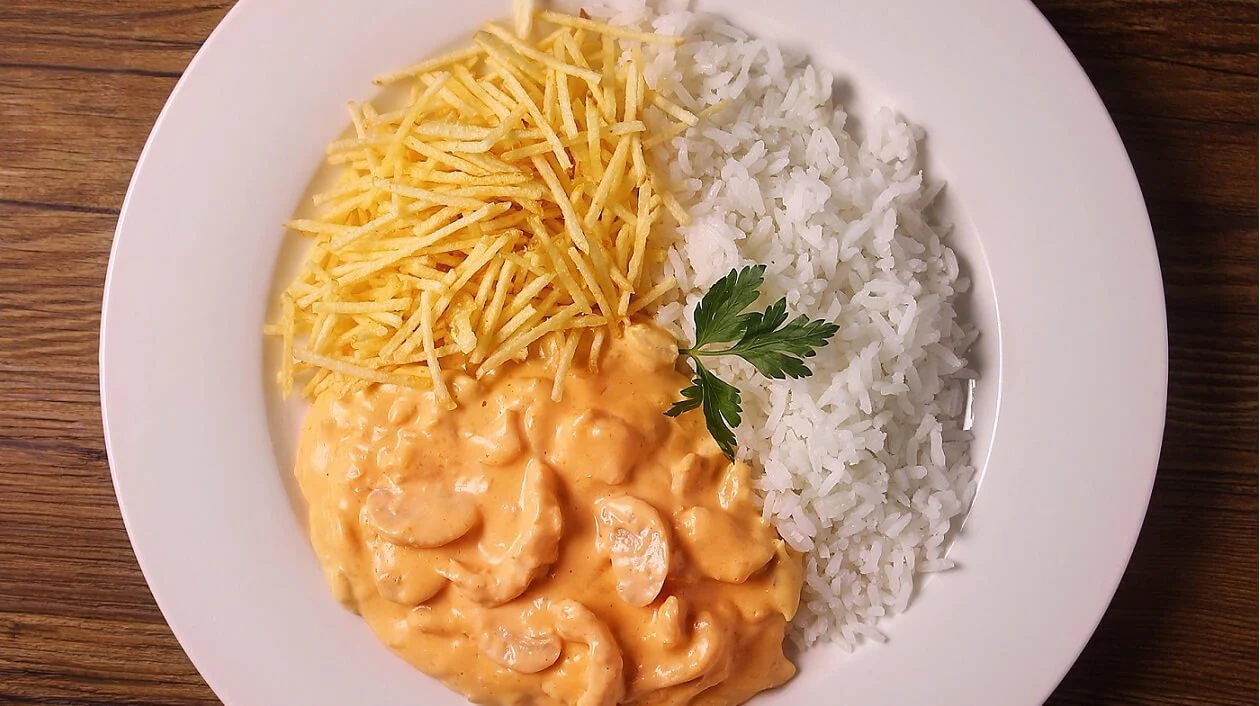 ALMOÇO QUINTA (ESTROGONOFE DE FRANGO E BATATA PALHA)