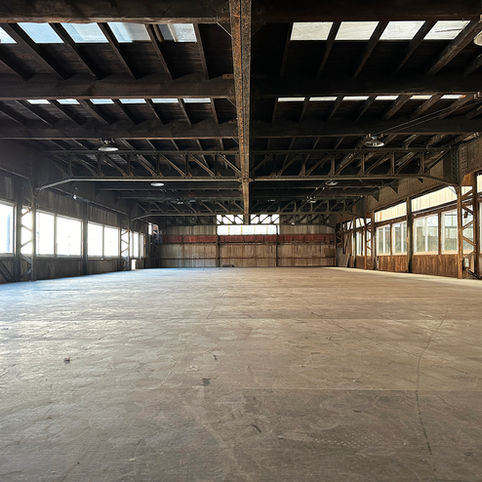 広さ280平米と北條鉄工内の最大級の広さを誇るスタジオ。数十年前には、鉄工所の原寸場として使用されていました。現在川崎市の有形文化財を申請中で、できるだけ当時の状態を残しました。天井の梁などは現代の作りではなかなか再現できない貴重なものです。日中は音出しの撮影が可能です。建物の構造上、エアコンが設置できないため、スポットクーラーでのご対応となりますので、ご理解、ご了承ください。メイクルーム、控室はございます。

スタジオ広さ　280㎡。控室　50㎡。トイレは男女別々でございます。控室で卓球ができます。