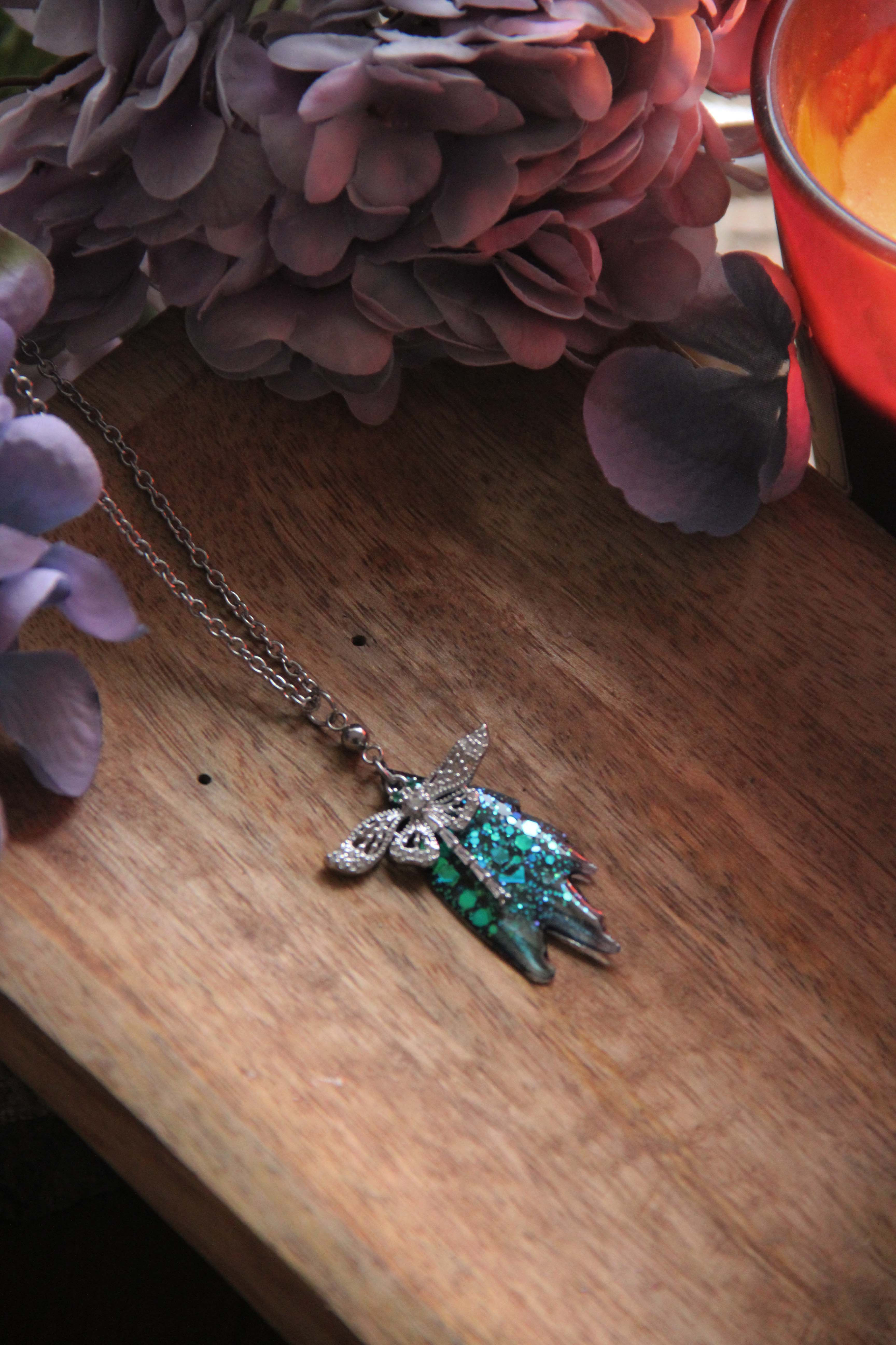 Collier "Libellule d'argent"(aile bleue)