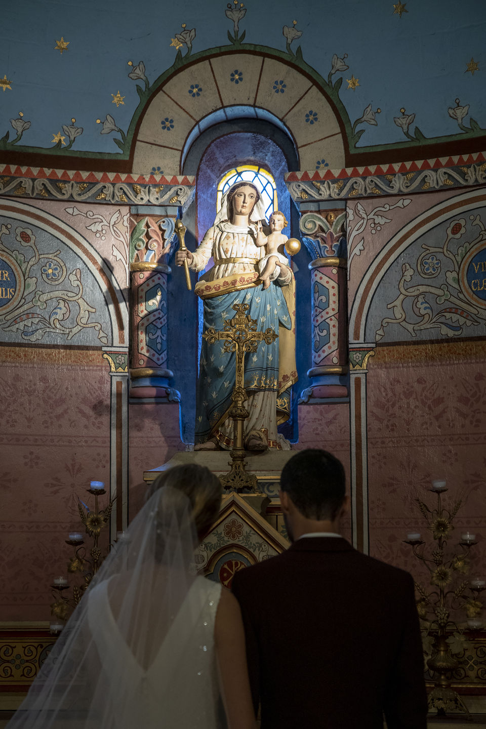 Les mariés échangent leurs alliances pendant une cérémonie religieuse dans une église.