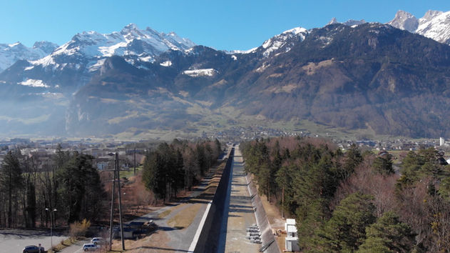 Wie repariert man einen Fluss? Na mit Baumaschinen. Aber wohin mit dem Wasser? Die Baustelle im «Schächen» in Altdorf zeigt es. Der Boden des künstlich angelegten Flusses muss regelmässig saniert werden. Arbeiten, ohne die ein sicheres Leben im Urner Talboden nicht mehr möglich wäre.