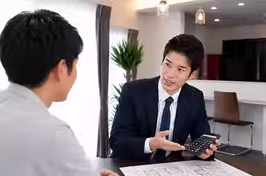 接客をする男性