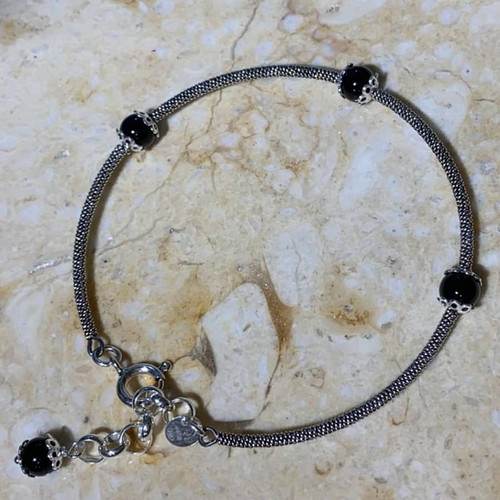 Bracciale Sardo su coccu con sfera nera e coppette lavorate argento regolabile Bracciale Sardo su coccu con sfera nera e coppette lavorate argento regolabile