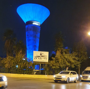 מגדל המים מואר בליל