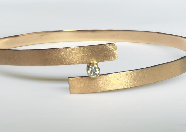 Mireille handgemaakte massief geelgouden smeed armband met witte diamant.