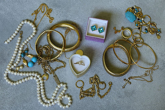 Assorted pieces of jewelry