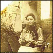 孟慕真身穿中國服飾。