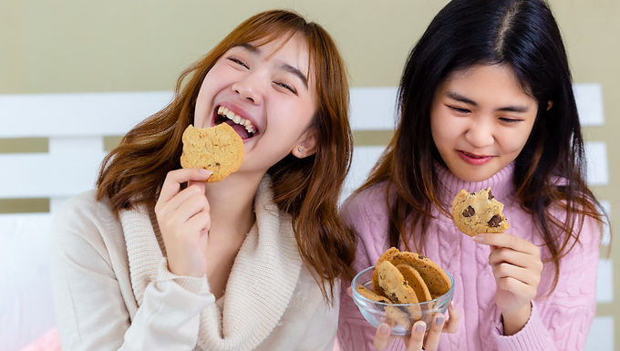 Snacking vs Makan Besar: Mana Lebih Berisiko Bikin Gigi Berlubang?
