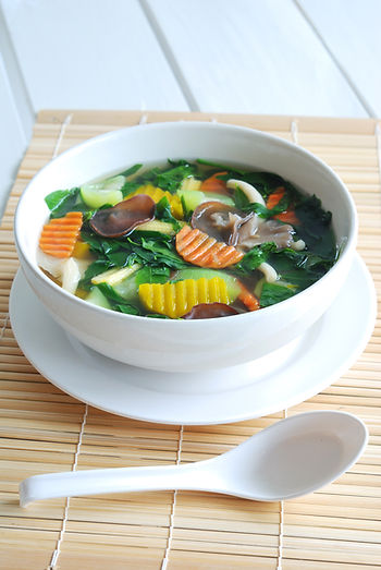 Scharf-saure Gemüsesuppe mit Goji-Beeren