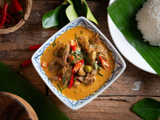 Curry panang de porc aux aubergines et aux feuilles de kaffir