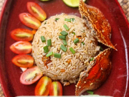 Authentisches Rezept für thailändischen gebratenen Reis mit Krabben – Khao Pad Pu – mit Jasminreis, Karotte, Gurke, Limette und Kirschtomaten.