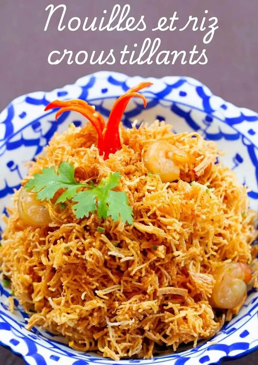 Nouilles de riz croustillantes de type mi krop, frites puis servies avec une sauce aigre-douce, illustrant la catégorie des nouilles et riz croustillants dans la cuisine thaïlandaise.