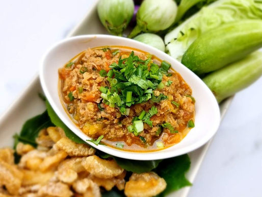 Authentischer Nam Prik aus Nordthailand, serviert mit rohem Gemüse, gedämpftem Gemüse und Schweineschwarte.