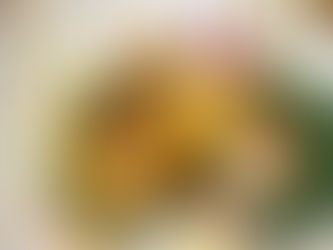 Authentisches Hähnchen-Satay aus der südthailändischen Küche, gegrillte Spieße mit roter Curry-Paste und Kokosnusscreme, serviert mit Erdnusssoße und Gurken-Relish.