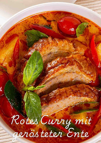 Schüssel mit rotem Curry aus gerösteter Ente, Ananas, Kirschtomaten und Basilikumblättern.