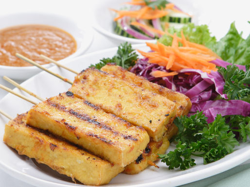 Tofu Satay mit Erdnuss-Sauce