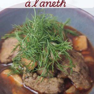 Bol de curry de travers de porc aux champignons et à l’aneth, curry soupe au bouillon clair de l’Isan, garni d’herbes fraîches