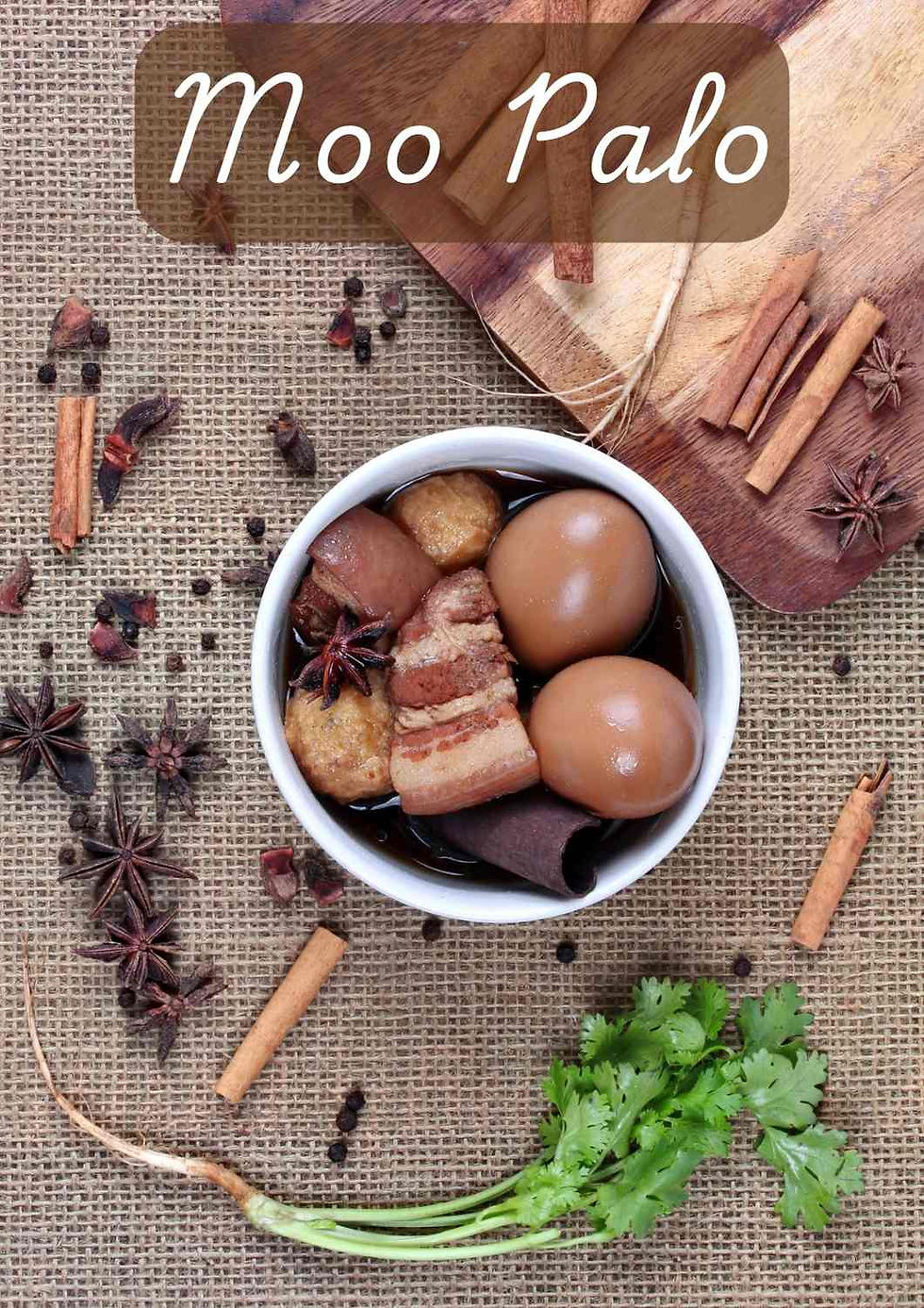 Bol de Moo Palo thaï avec poitrine de porc, tofu, œufs durs, champignons shiitake, anis étoilé et cannelle.