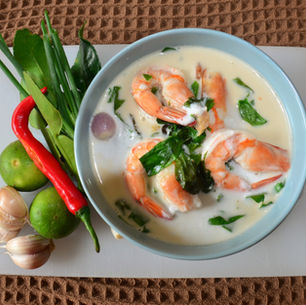 Kokosnusssuppe mit Garnelen und Melinjoblättern, oder Tom Kati Bay Liang