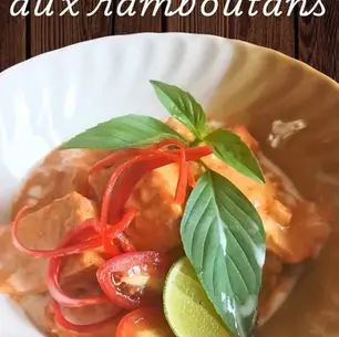 Curry rouge végan au tofu et ramboutans : saveurs fruitées et basilic thaï