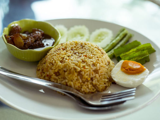 Riz sauté à la sauce piquante "khao pad nam prik long ruea"