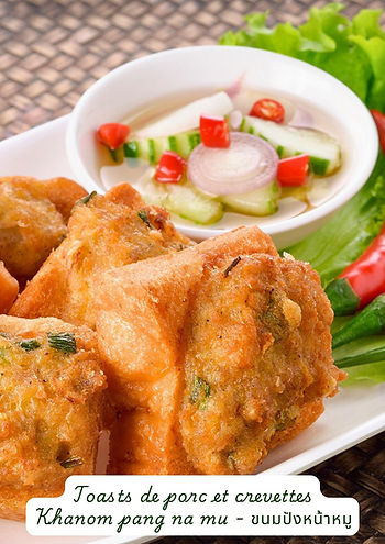 Toasts aux crevettes et au porc servis sur une assiette blanche, accompagnés d’une sauce aigre-douce au concombre et au piment dans un petit bol, avec une garniture de laitue et de piments rouges frais.
