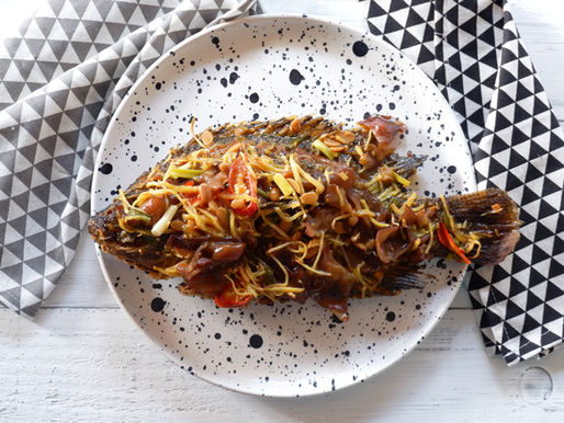 Pla Jian – Thailändischer frittierter Fisch mit Tamarinden- und Ingwersoße