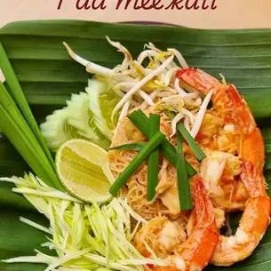 Pad mee kati, pad thaï du Sud de la Thaïlande, vermicelles de riz sautés au wok avec gambas, lait de coco et sauce aigre-douce.